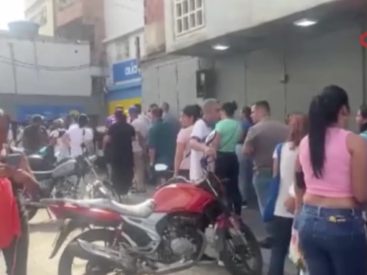 Venezuela'da halk ABD saldırıları sonrası marketlere akın etti